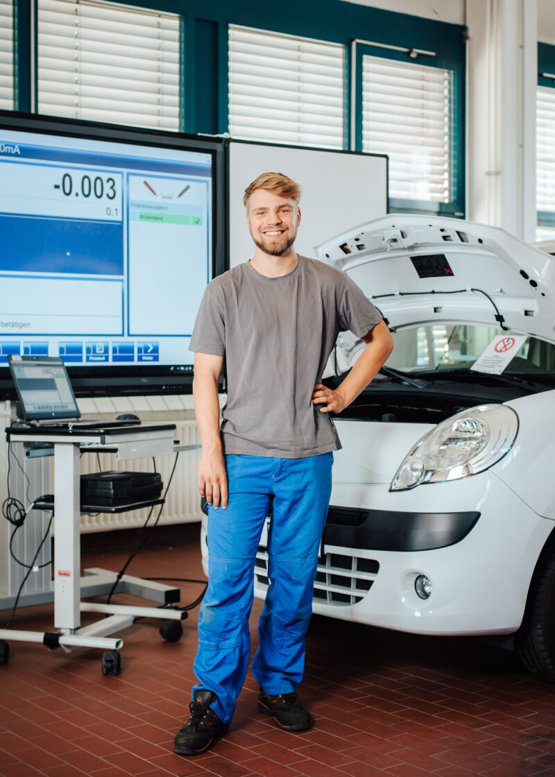 Automechaniker in KFZ-Werkstatt - Matthias Popp Fotografie für Industrie und Handwerk - Fotograf im Raum Halle Saale, Leipzig, Dresden, Dessau, Bitterfeld, Wittenberg