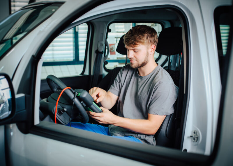 Automechaniker in KFZ-Werkstatt - Matthias Popp Fotografie für Industrie und Handwerk - Fotograf im Raum Halle Saale, Leipzig, Dresden, Dessau, Bitterfeld, Wittenberg