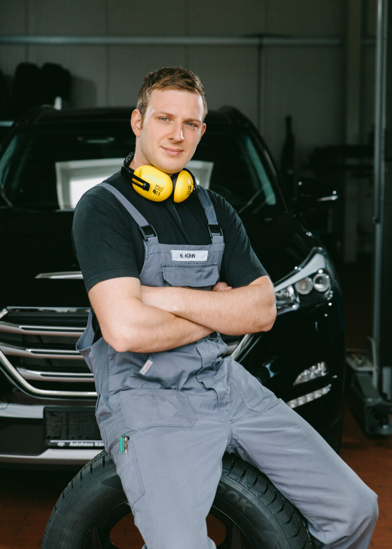 Automechaniker in KFZ-Werkstatt - Matthias Popp Fotografie für Industrie und Handwerk - Fotograf im Raum Halle Saale, Leipzig, Dresden, Dessau, Bitterfeld, Wittenberg