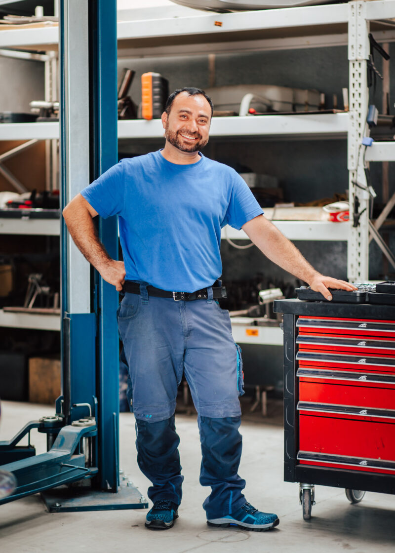 Automechaniker in KFZ-Werkstatt - Matthias Popp Fotografie für Industrie und Handwerk - Fotograf im Raum Halle Saale, Leipzig, Dresden, Dessau, Bitterfeld, Wittenberg