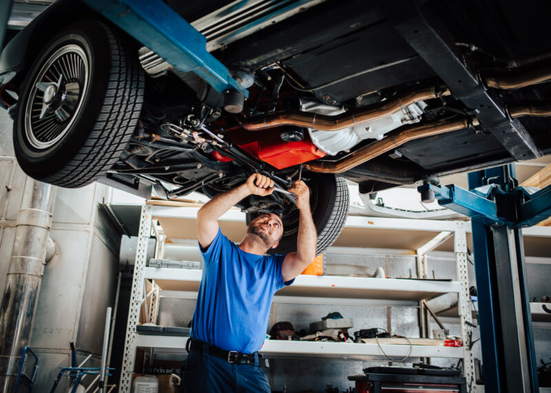 Automechaniker in KFZ-Werkstatt - Matthias Popp Fotografie für Industrie und Handwerk - Fotograf im Raum Halle Saale, Leipzig, Dresden, Dessau, Bitterfeld, Wittenberg