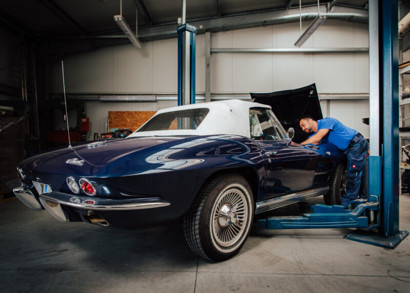 Automechaniker in KFZ-Werkstatt - Matthias Popp Fotografie für Industrie und Handwerk - Fotograf im Raum Halle Saale, Leipzig, Dresden, Dessau, Bitterfeld, Wittenberg